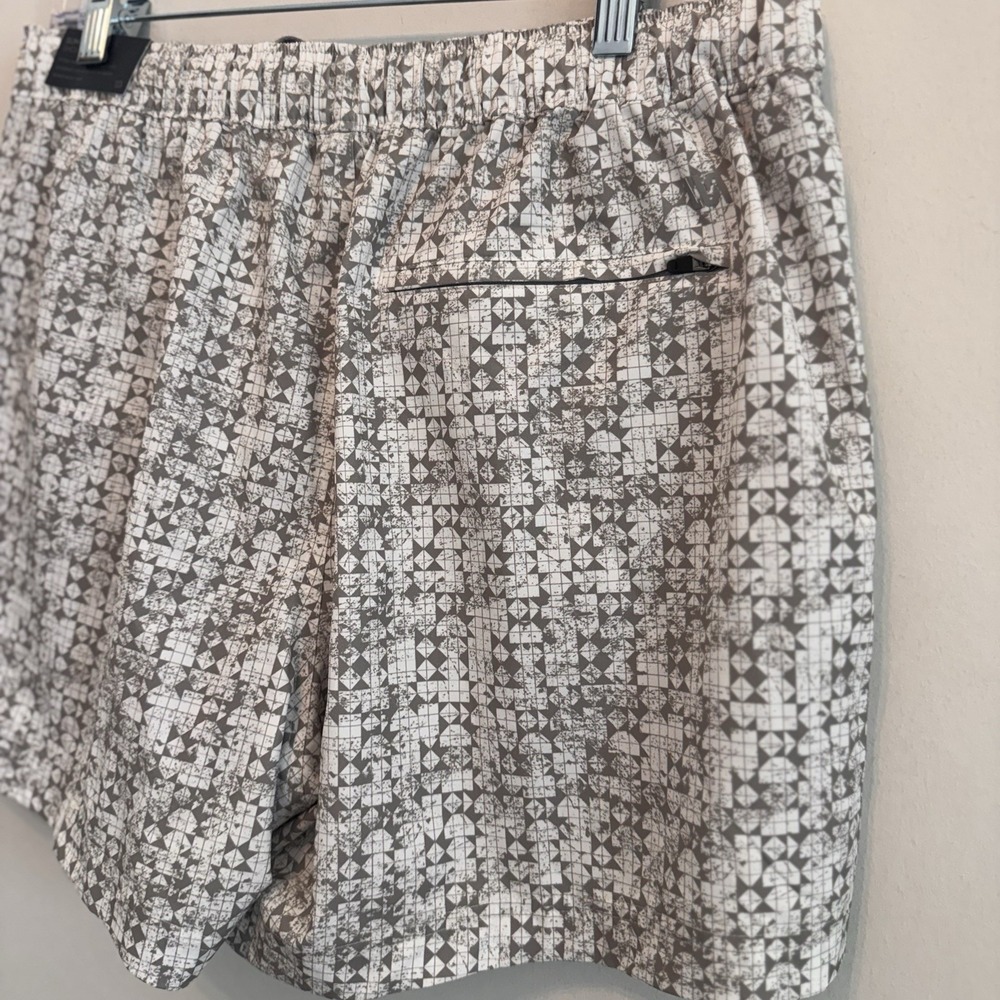 VRST Men's 5" Resort Short White Silver Stamped Geo Print Medium NWT Quick Dry - Picture 5 of 9